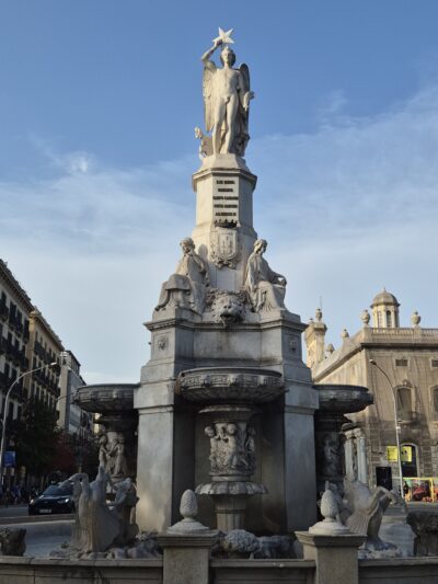 Una fuente con una escultura encima