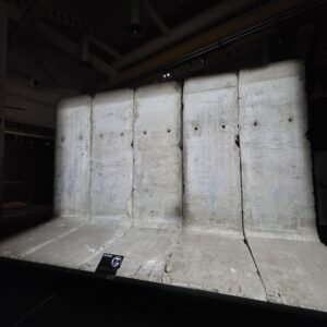 un tros del mur de Berlin a l'exposició de Barcelona