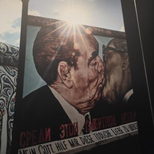 Imatge dels lliders comunistes de la URSS i la RDA fent-se un petó a la boca