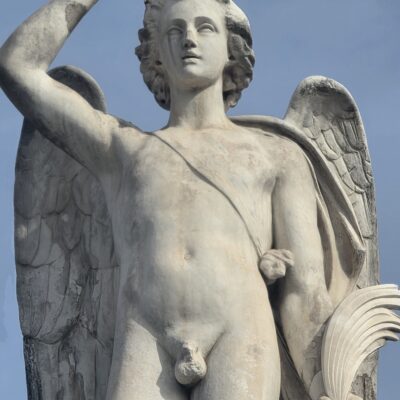 Una estatua que té el penis tallat