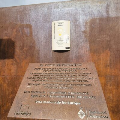 Es veu una placa on s'explica el motiu del nom del Pont de Sarajevo