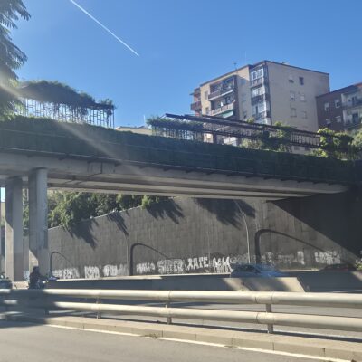 Es veu el pont de Sarajevo des d'abaix.