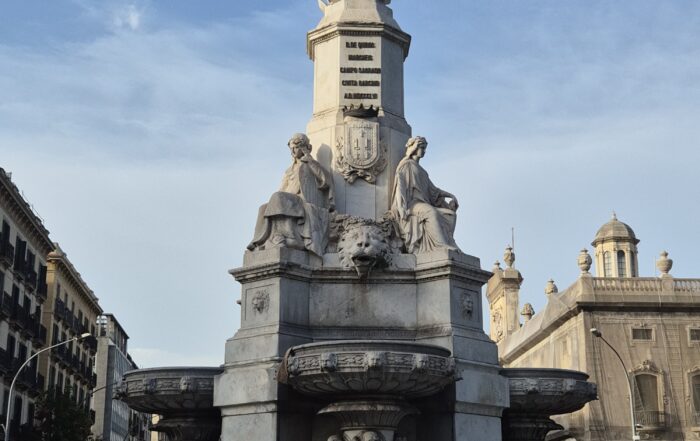 Una fuente con una escultura encima