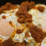 Ous trencats amb sobrassada