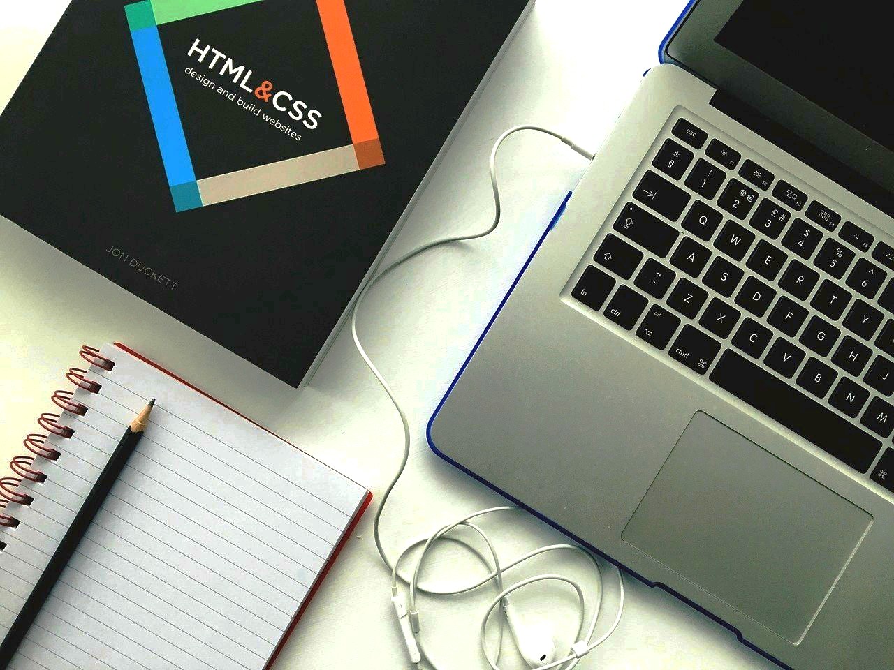 Ordinador i llibreta