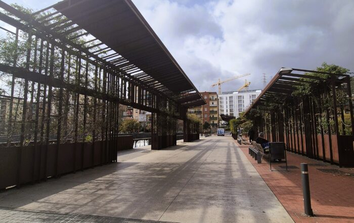 Vistes d'un pont a Barcelona, en concret el de Sarajevo